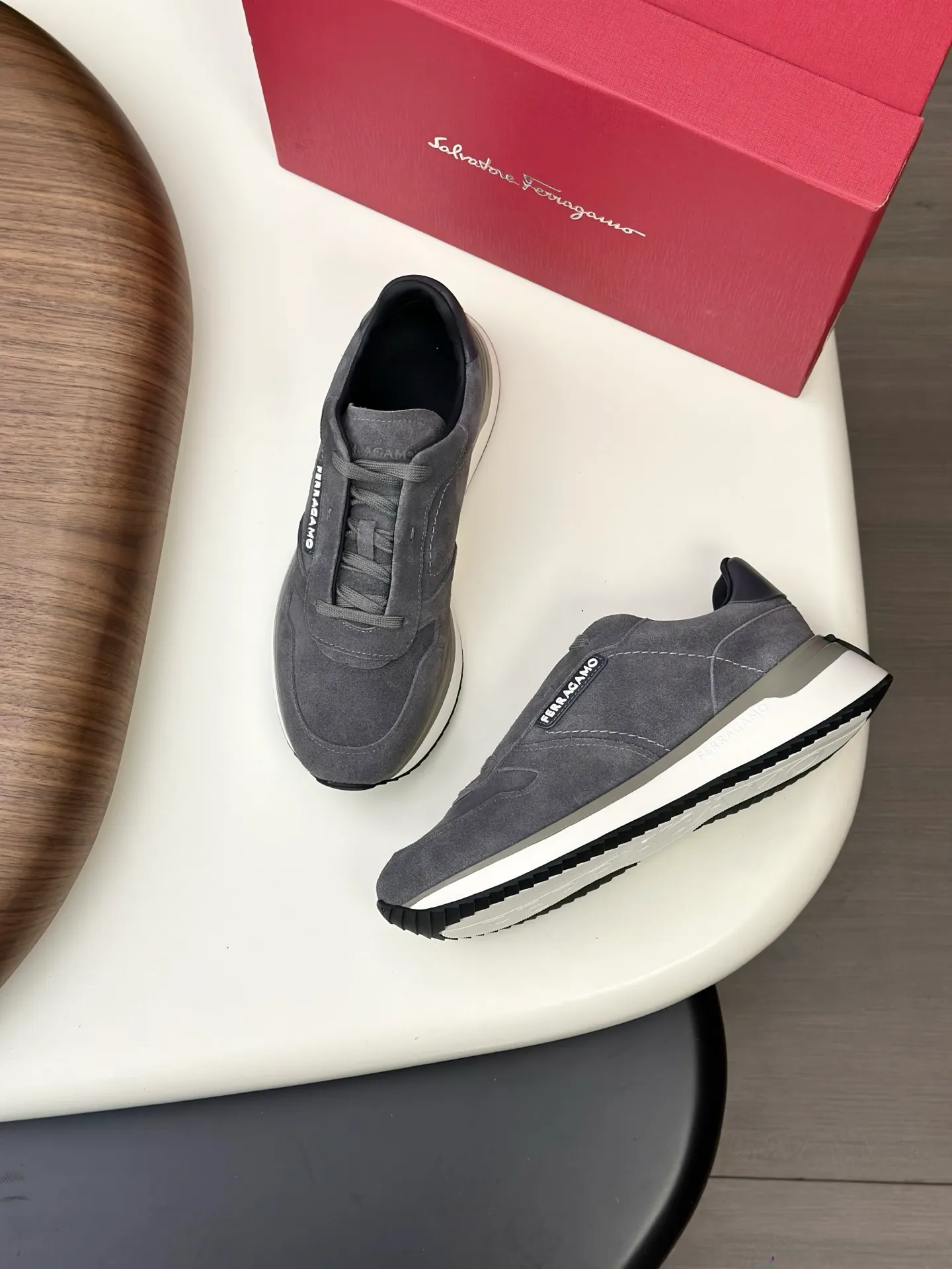 [Ferragamo] Top P: 820💰 Number of yards: 39~44 (38.45 custom-made, non-refundable) Top purchasing agent 🇮🇹 Ferragamo men's casual shoes series, the counter sells the original configuration at the same time, Italian imported cowhide fabric, high-quality splicing technology, imported water-dyed cow lining , Soles: Original foam soles are specially provided by the original factory, and the original factory follows the order. 🔍High quality can be entered and exited the counter at will. Welcome to compare and synchronize with the counter.